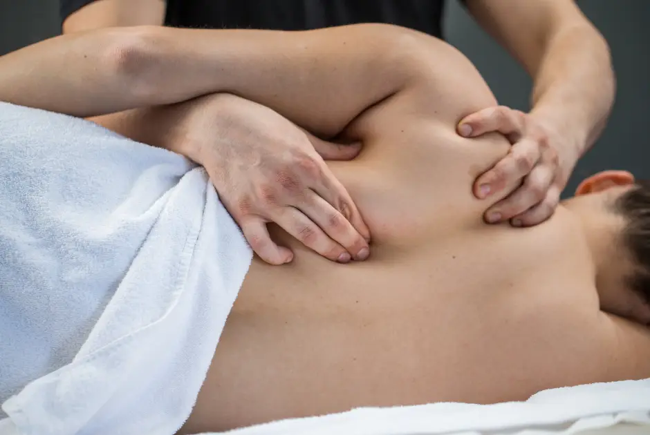 Dolor miofascial: causas frecuentes como estrés, sobrecarga y microtraumatismos musculares