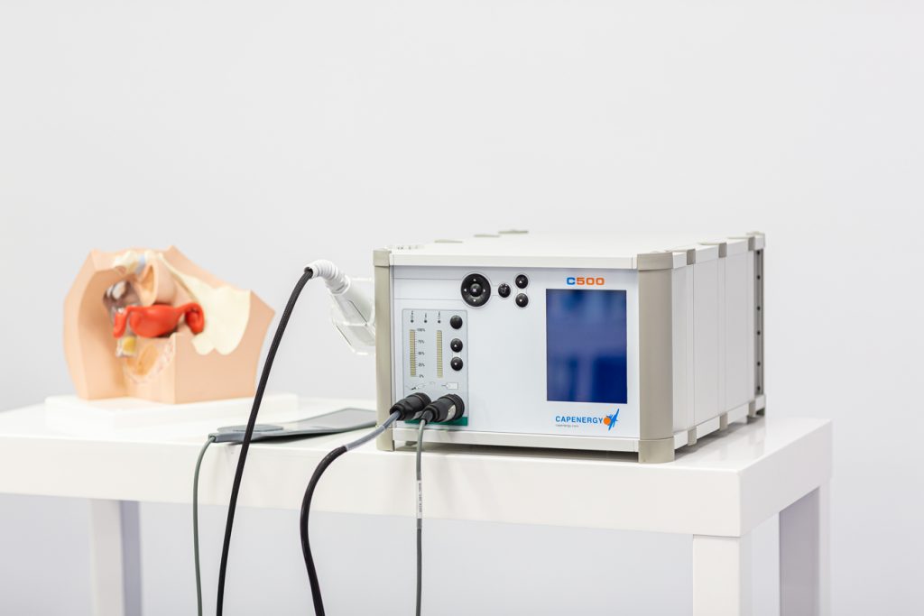 Fisioterapeuta especialista junto a equipo de radiofrecuencia TECAR Capenergy utilizado en el tratamiento del dolor pélvico crónico de origen miofascial