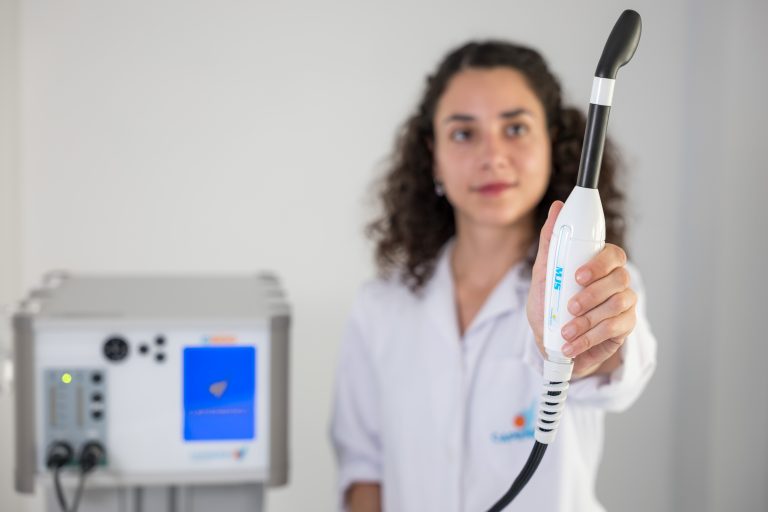 Fisioterapeuta especialista junto a equipo de radiofrecuencia TECAR Capenergy para el tratamiento conservador del prolapso de órganos pélvicos