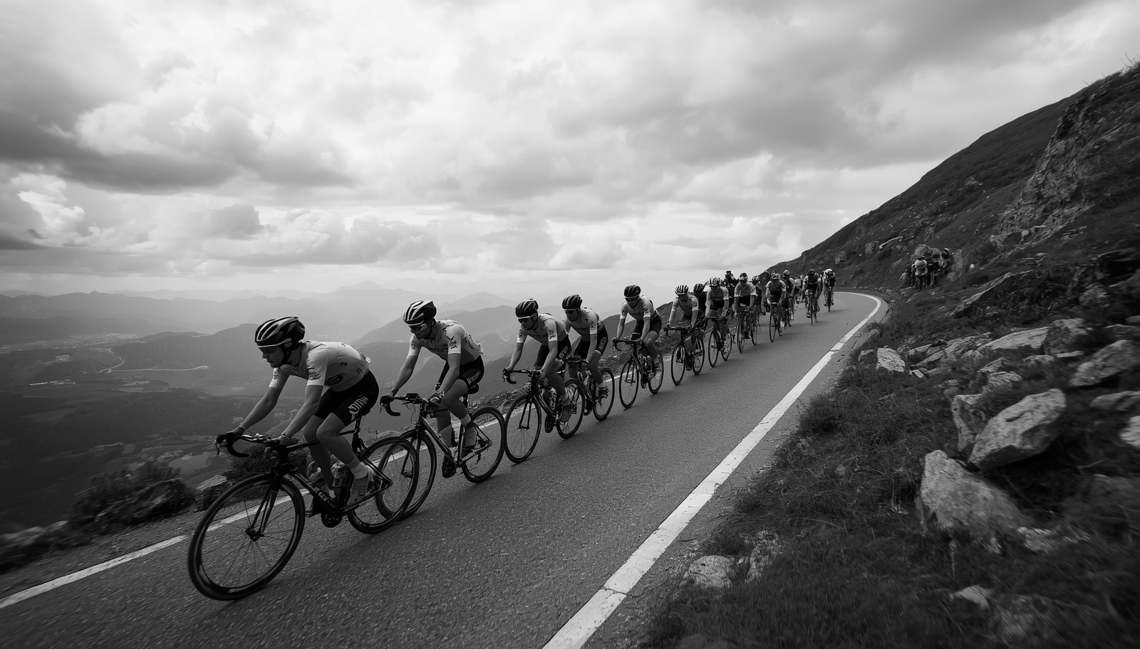 Recuperacion deportiva de los ciclistas afrontando una etapa de montaña de alta exigencia física